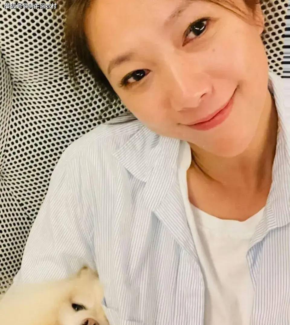 原创徐静蕾移居美国多年把皮肤晒成小麦色小腿肌肉紧实