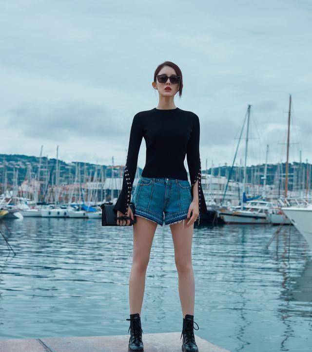 古力娜扎的大长腿根本不用秀任何衣服都能表现出来尤其是短裤