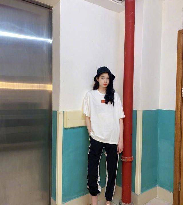 原创关晓彤晒2个月午餐点赞超40万都来自妈妈的爱难怪又瘦又美