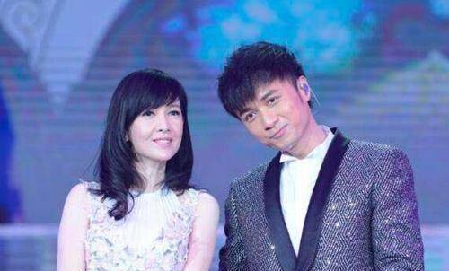 选择留下为古巨基做后盾,陈韵晴曾经不仅是周慧敏的经纪人,而且也曾是