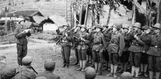 战士拉响手雷同越军同归于尽越军被消灭战士却奇迹生还