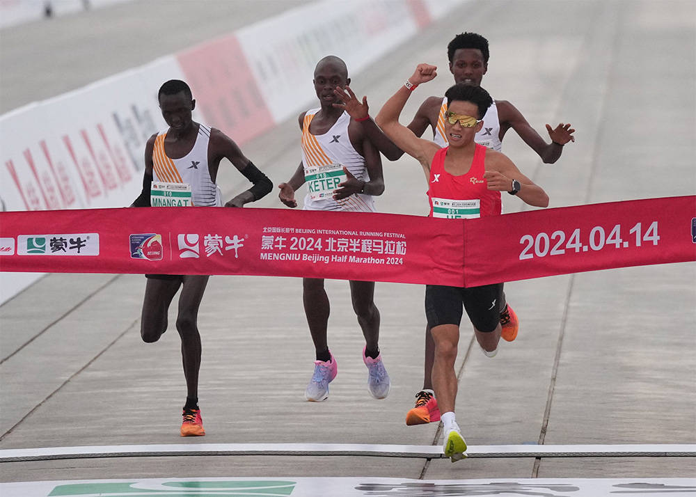 特步被指涉嫌操纵赛事发热议：三名非洲选手护送