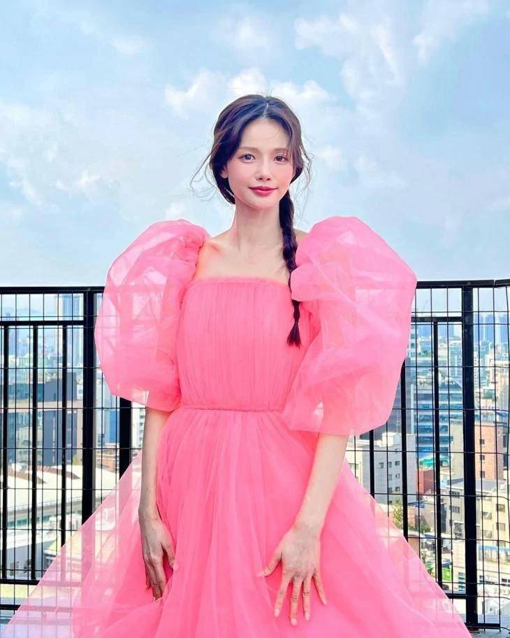 河妍秀去年11月与日本经纪公司"tshun planet"签订专属合约,正式开始