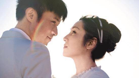 古巨基罕见公开秀恩爱上演摸脸杀50岁老婆在基仔怀中笑的好甜