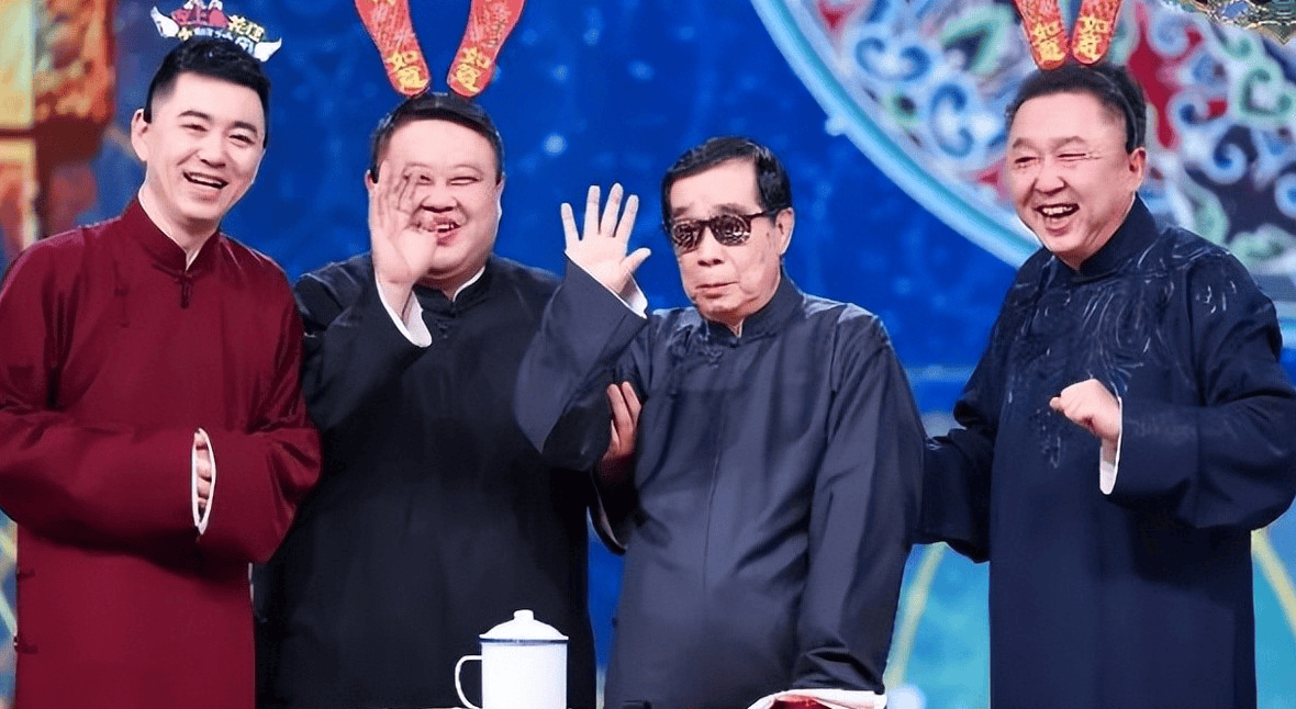 位于中间的相声艺人便是笑林曾经的搭档李国盛.