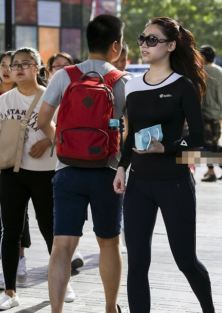 女人们总喜欢穿运动装上街,身材这么好,健身房一定没少去