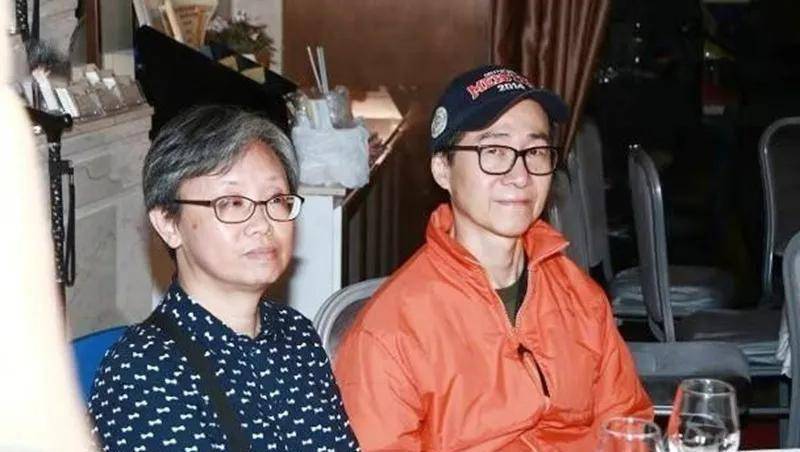 有很多圈内人士前去探望他,给予他帮助,其中包括黎耀祥,麦长青,艾威