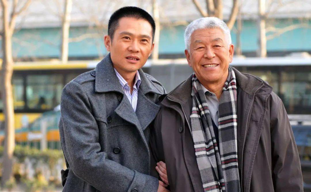 国家一级演员的他,被称为"村长专业户",75岁仍被儿女啃老_张洪杰_角色