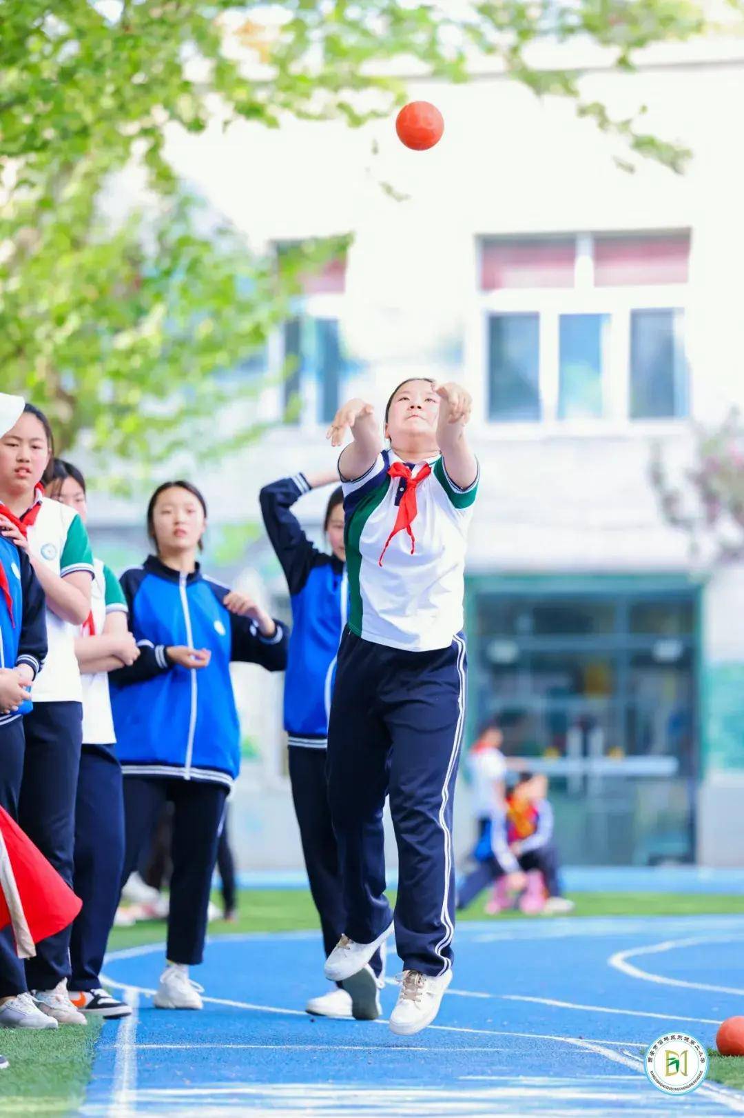 走向春天心怀未来灞桥区东城第二小学举行春季田径运动会