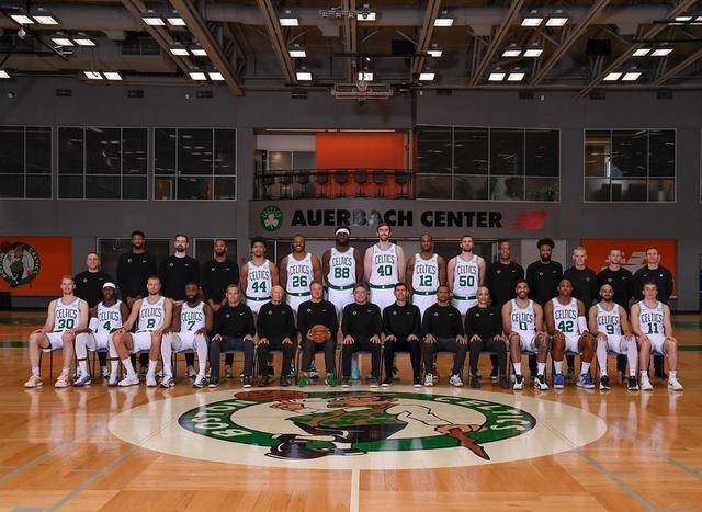 凯尔特人全家福曝光!14人阵容备战第18冠皮尔斯搞笑抢镜