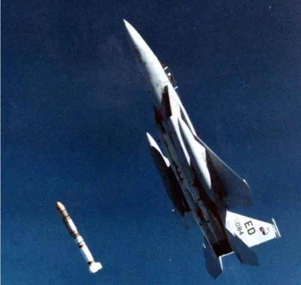 斗争,而且一旦更加先进的激光反卫星技术落地,天基武器就有点鸡肋了