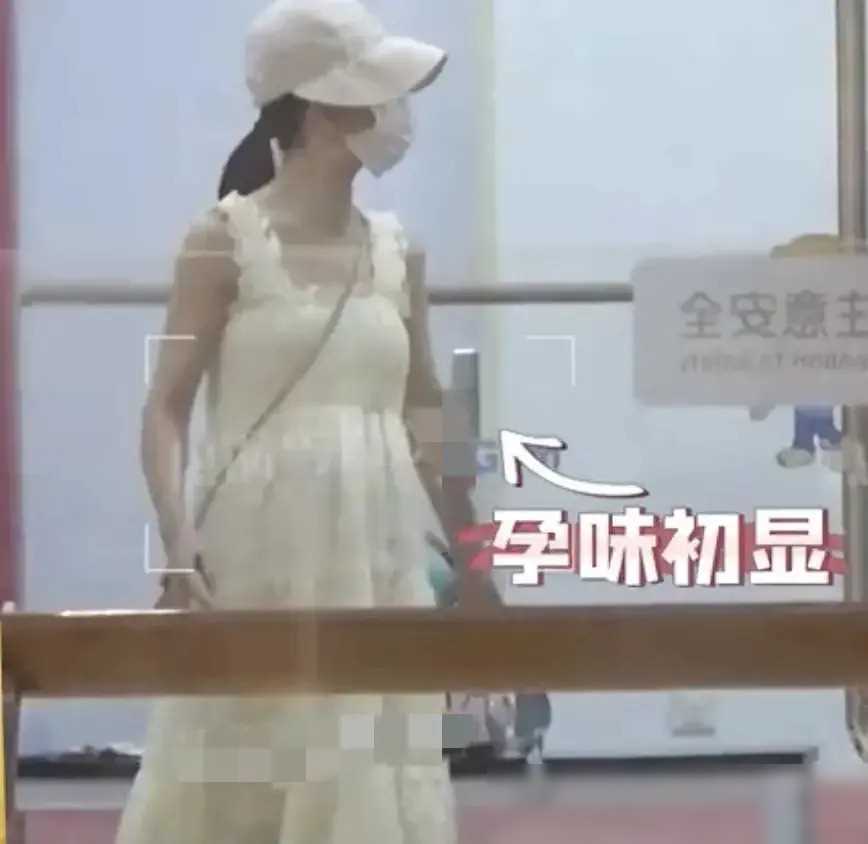 谢娜疑似又怀孕?大肚子带3个女儿逛商场,孕态明显