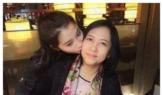 原创关晓彤凭什么当国民闺女看完她家的背景才明白她赢在起点