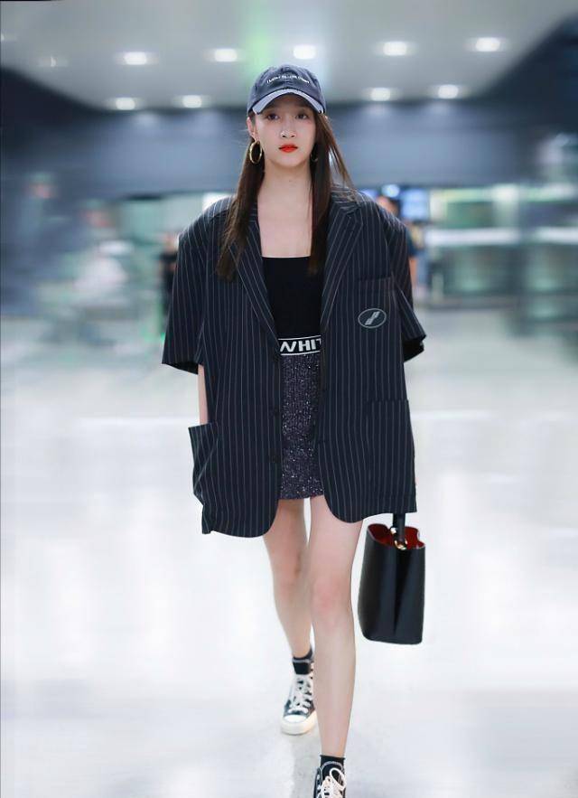 关晓彤衣品越来越高级,闪亮短裙搭超大西装,却被肚子上赘肉抢镜