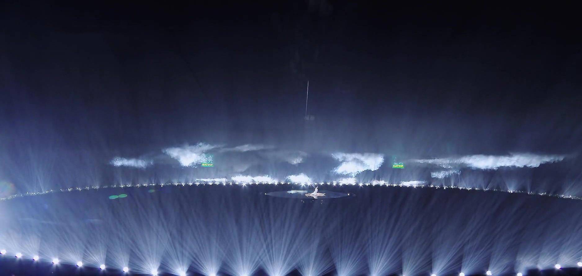 从前期的先导片可以看出,今年的舞台变得更为宏大,几乎像一个天幕一样