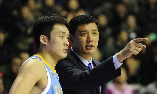 巩晓彬留任让丁彦雨航回归堵死睢冉算盘落空球迷欢呼声一片