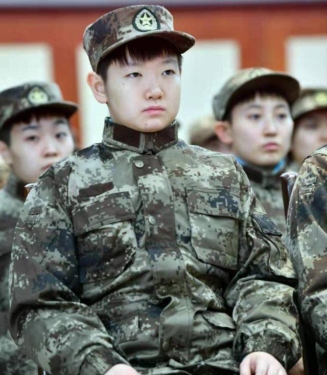 原创国乒一周军训丁宁英姿特有范萌莎严肃反差大月半威武将军相