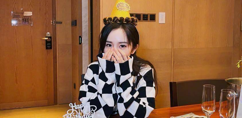 原创孤单一人35岁杨幂分享自拍生日照心情大好却双手捂脸不愿出镜