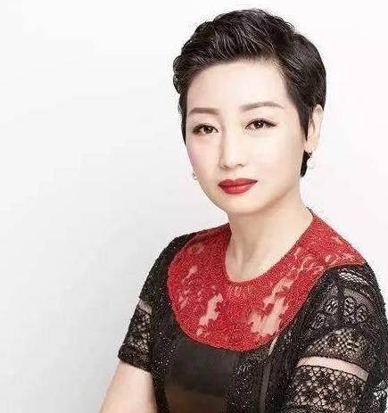 每个月,杜鹃都会按照规定,到监狱探望黄光裕,交流一些公司事务,听取他