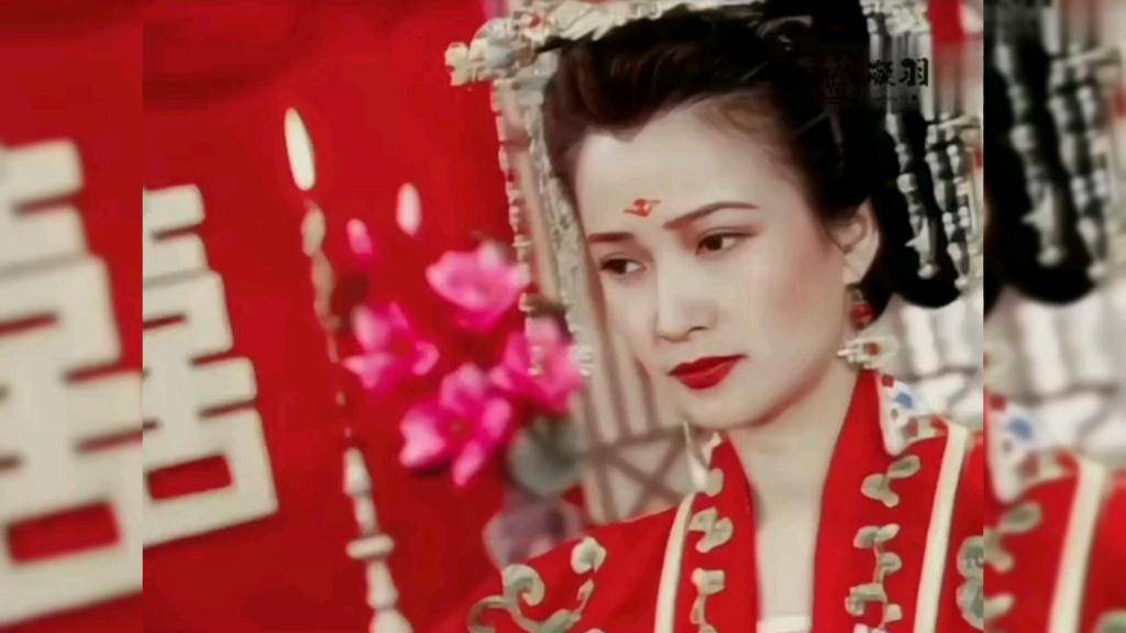 名的古典美人,她几乎能hold住所有朝代的古装戏服,三国时期的白衣小乔