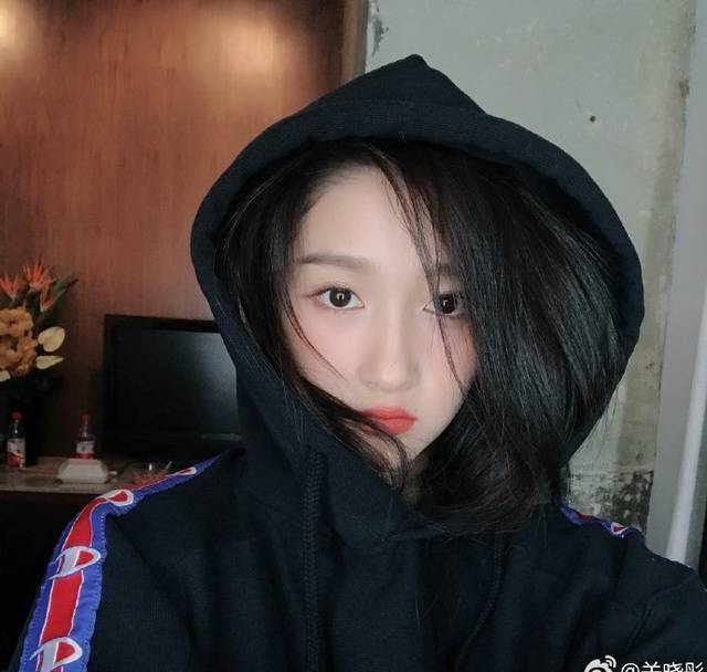 原创关晓彤情人节晒敞衣露怀卖萌照被网友问法国的狗粮好吃吗