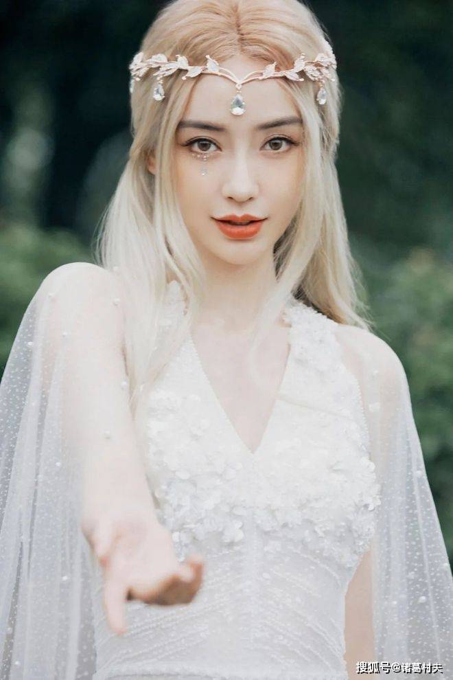 原创杨颖上热搜了出席金像奖颁奖礼性感美丽风采依旧