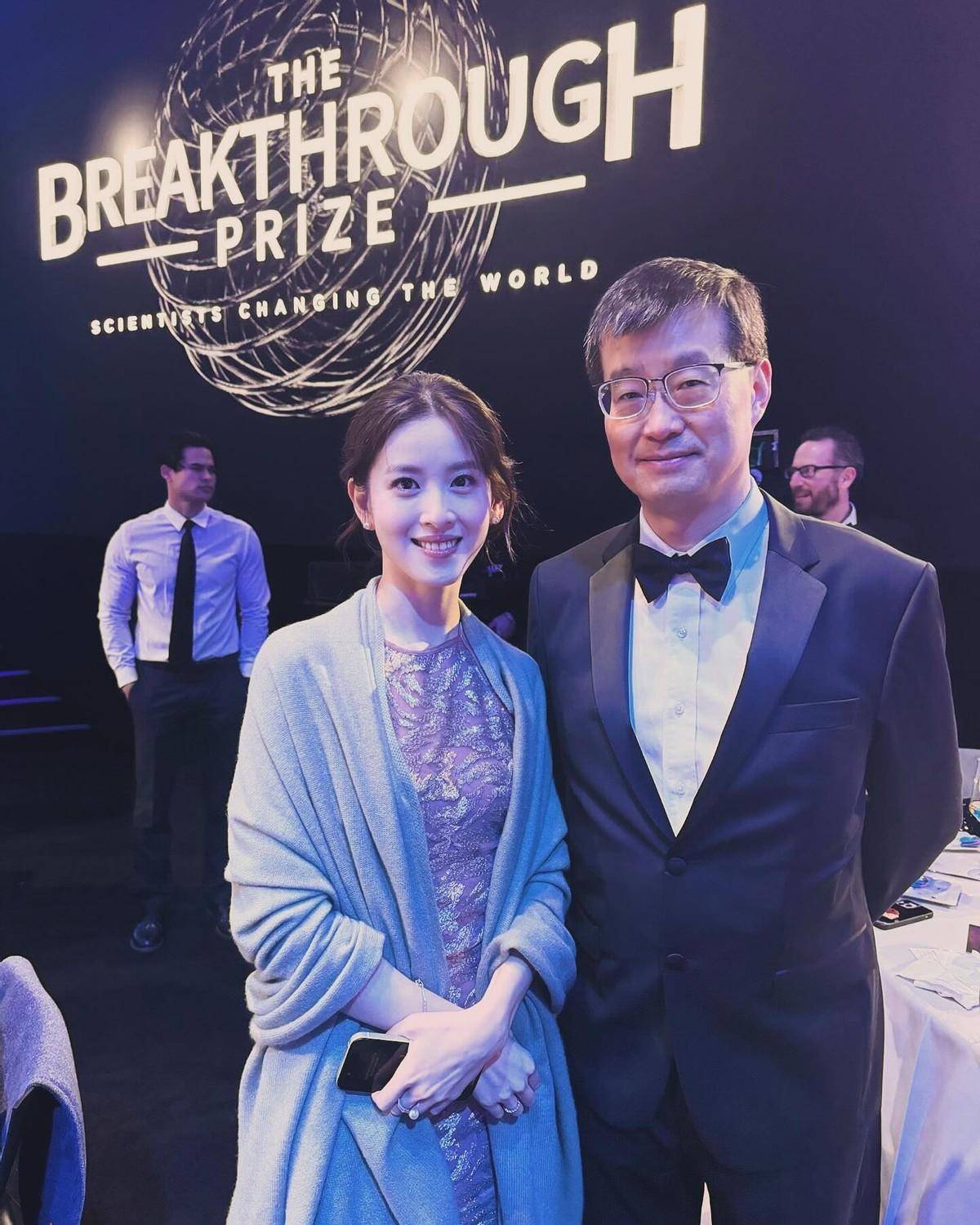 原创奶茶妹妹章泽天新照超美穿新中式鎏金裙走红毯仍似清纯小白花