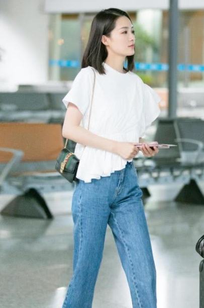 原创羡慕李沁秀气的脸庞倒不如选条纹衬衫连衣裙说不定也能美翻天