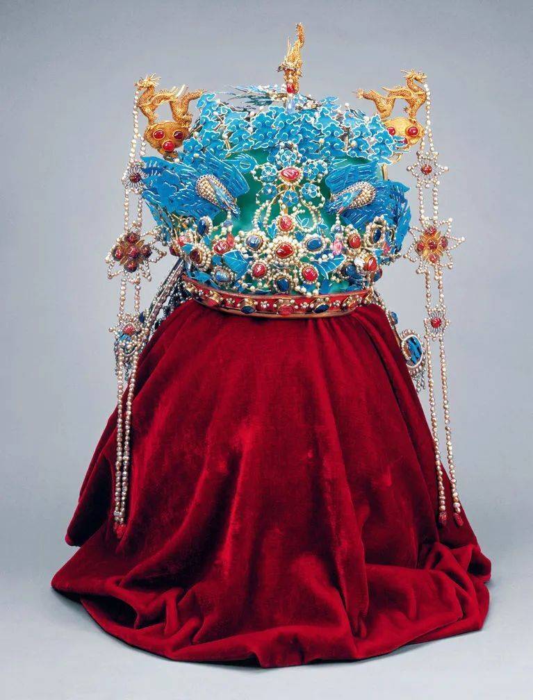 杀死近万只翠鸟,只为做一顶"帽子"给委屈的祖母陪葬_凤冠_羽毛_王氏