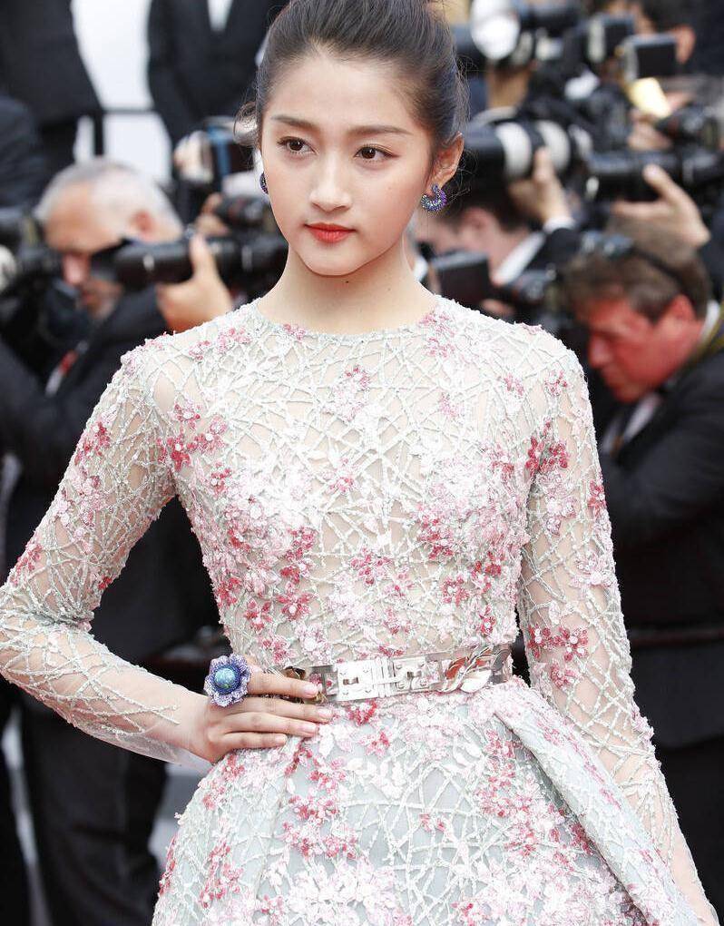 原创关晓彤晒童年照看到照片网友们才知道为什么叫她京圈格格