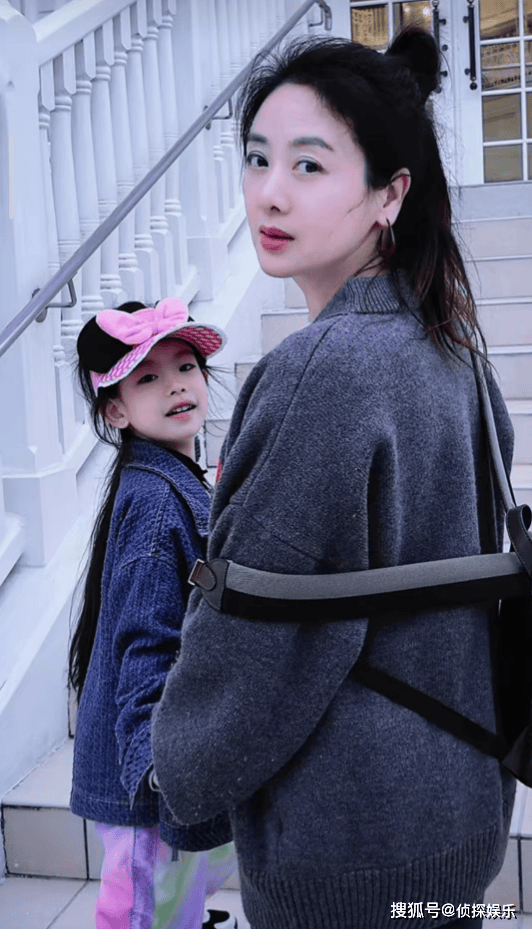 另外,小李琳还与前夫有一个女儿,大女儿现在已经长大了,长得十分漂亮.