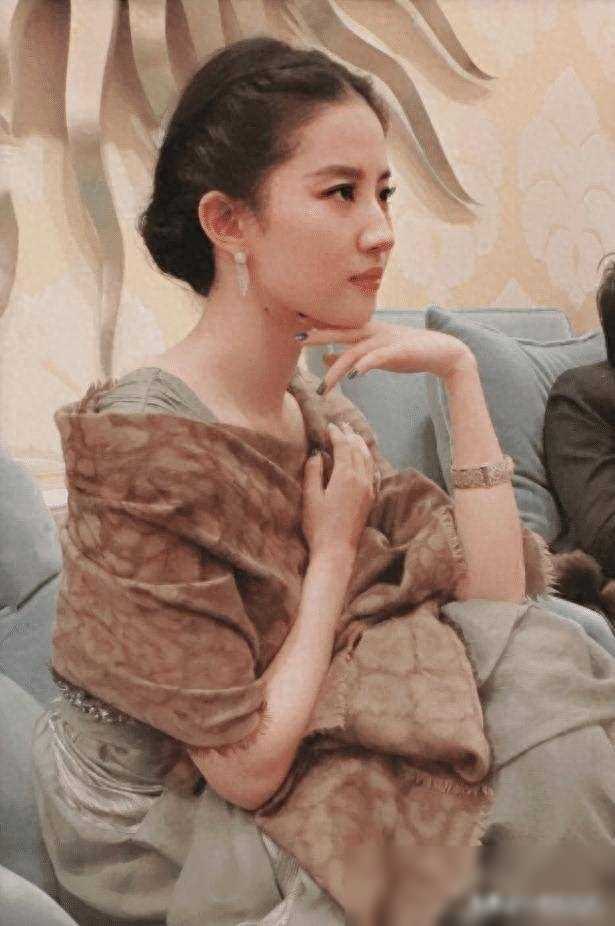 刘亦菲与唐嫣同框镜头下谁更美引热议