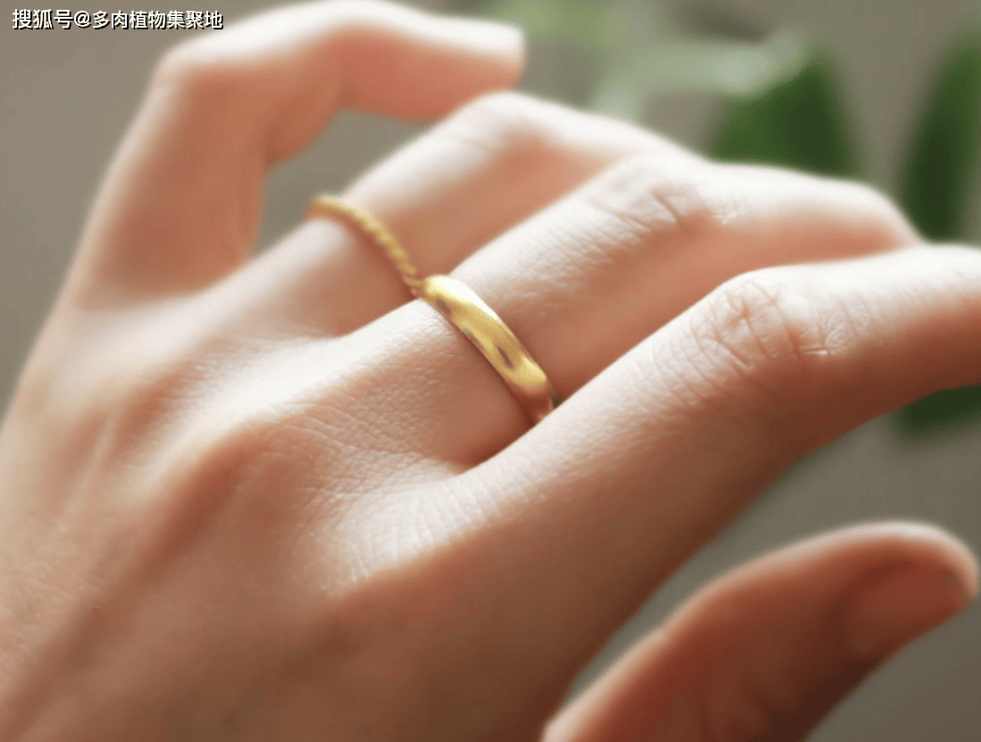 在老一辈人眼里,在外看到别人丢的金戒指,我们不能随意捡回家,为何呢?