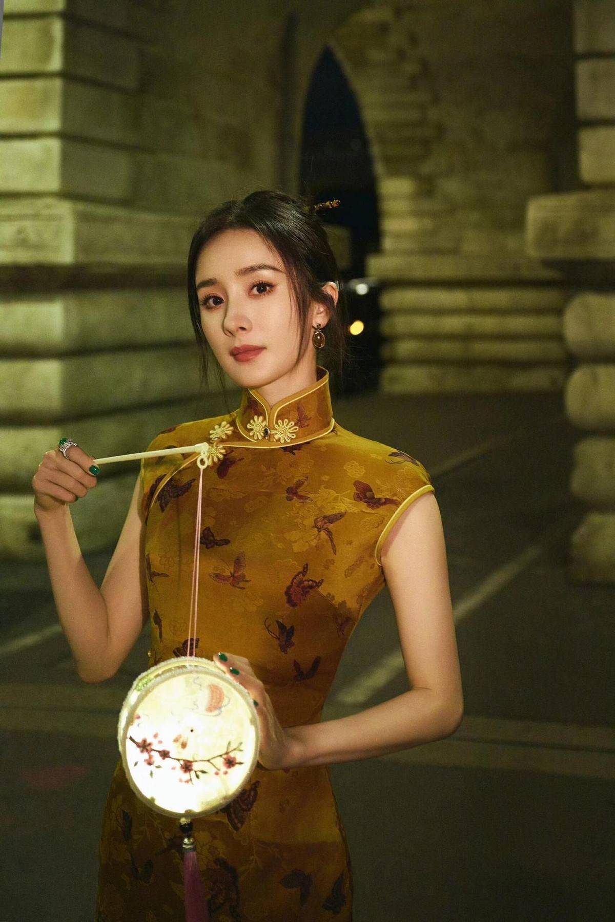 原创杨幂身穿人生中最美的旗袍惊艳全场网友直呼美到心里了