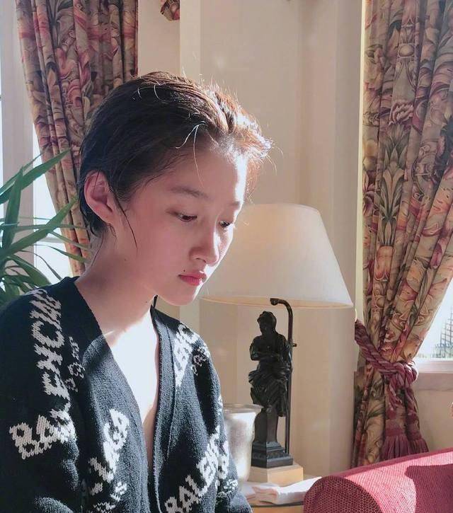 关晓彤晒生活照,领口直接开到底,被网友调侃_照片_张雪迎_大妈