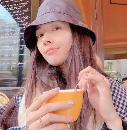 在郭碧婷发的自拍中,又再一次晒出了她的"金链子"美甲,不少网友在看