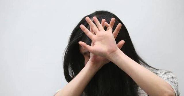 高管父亲侵犯养女3年魔鬼披上人皮是每个单纯女孩的噩梦