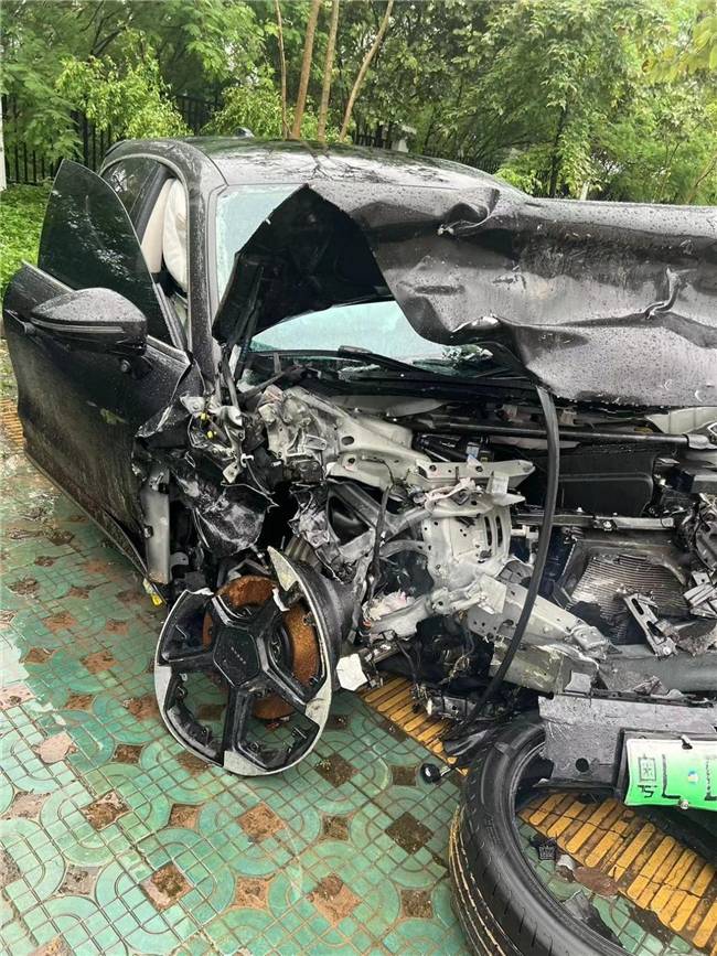 极氪001高速碰撞事故这么严重,车主只是擦伤_搜狐汽车_搜狐网