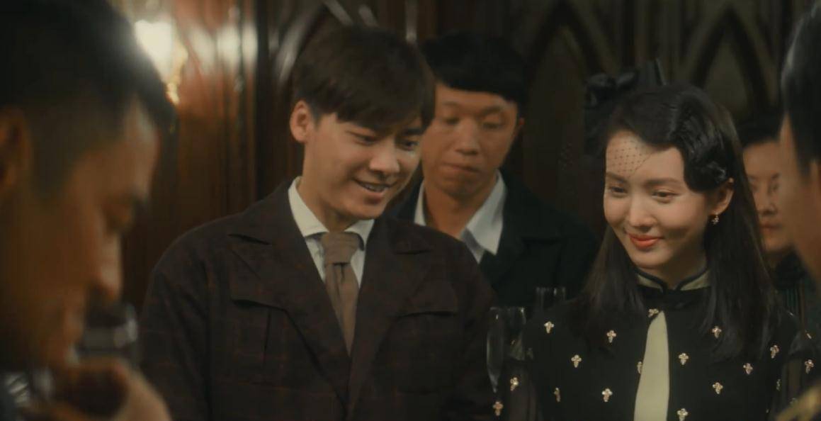 顾耀东沈青禾假扮情侣,刚有了爱情火苗,他俩开启情侣相处模式_李易峰