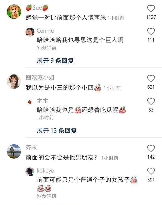 郭敬明出门排队被偶遇身高对比差距大住金融街地位不减