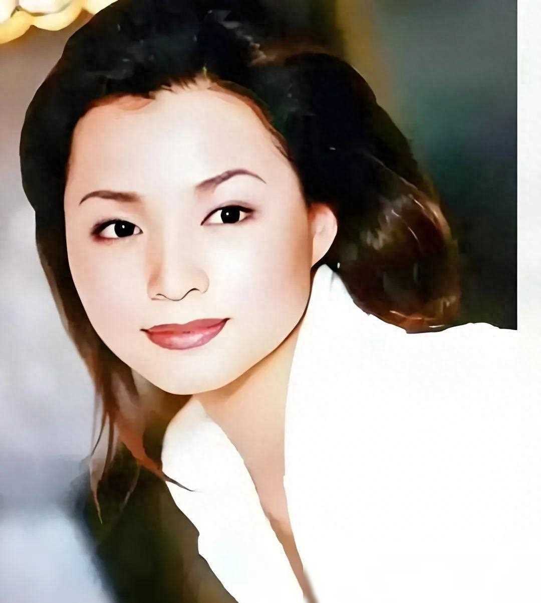 董卿青涩旧照曝光与现在形象大相径庭