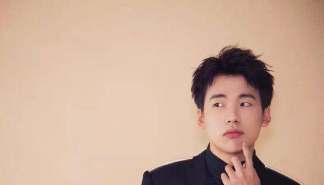 郭麒麟终于有富二代的样子了开豪车反被夸赞手动关车门遭调侃