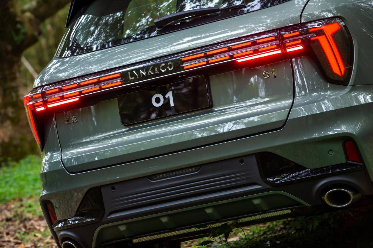 此外上市当天官方还提供趣野骑行套件,包括领克04全地形越野自行车