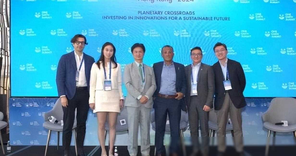 何超欣与霍启文同框亮相似豪门情侣何超欣24岁更美