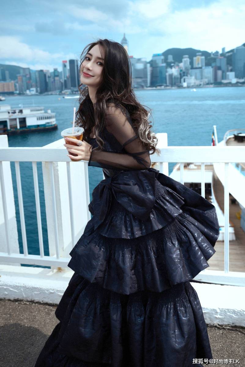 原创杨颖漫步香港街头吹海风一身黑天鹅打扮网友这哪像35岁的