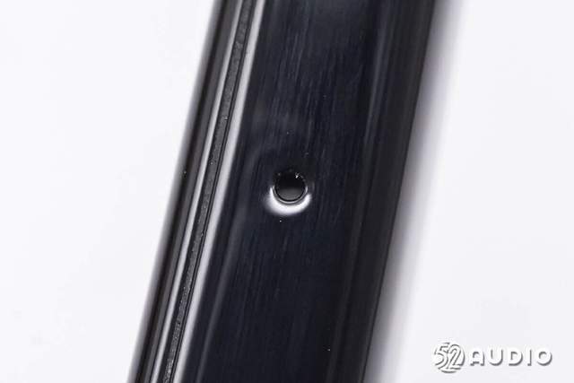 镜腿底部外观一览,设置有扬声器出音孔,泄压孔,右侧镜腿还有麦克风拾
