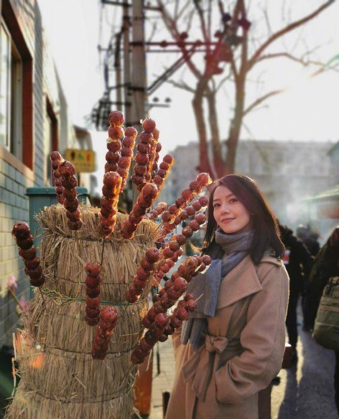 原创高圆圆与好友聚会产后颜值状态飙升瞪眼卖萌少女感满满