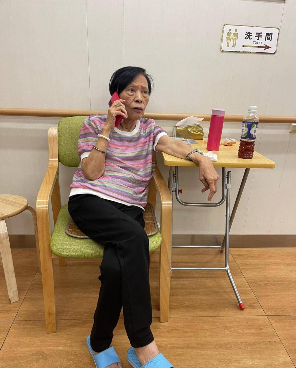 原创86岁香港老戏骨住养老院不适应度日如年靠打电话缓解苦闷孤独