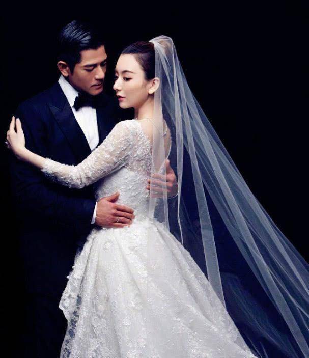 郭富城怀抱女儿开心逛街大肚方媛紧跟其后小公主长得像爸爸