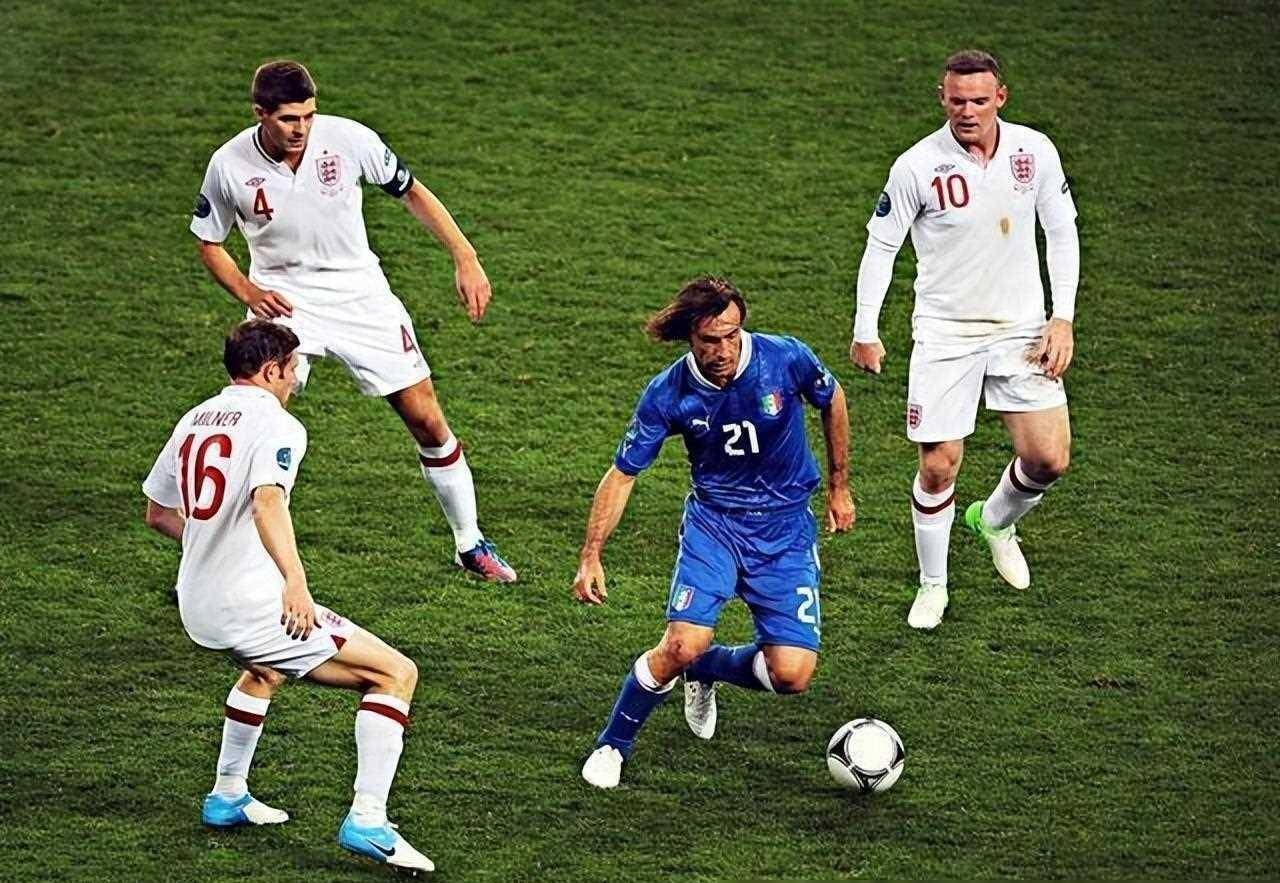 皮尔洛:作为"前腰后置"战术的典范,皮尔洛凭借精准的长传,广阔的视野